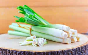 لیموترش چه بیماری‌هایی را درمان می‌کند؟ بررسی علمی خواص علف لیمو برای سرماخوردگی، گوارش و کاهش التهاب