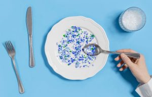 آیا میدانستید هفتهای یک کارت اعتباری میخورید؟ ۸ منبع اصلی میکروپلاستیک در غذا و آب که سلامت شما را تهدید میکند 2 آیا میدانستید هفتهای یک کارت اعتباری میخورید؟ ۸ منبع اصلی میکروپلاستیک در غذا و آب که سلامت شما را تهدید میکند