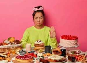 خوراکی‌ها و مواد غذایی که باعث جوش زدن می‌شوند | لیست کامل غذاهای آکنه‌زا