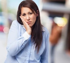 درمان فوری دندان درد در خانه | 17 نسخه طلایی طب سنتی برای تسکین سریع دندان درد شدید