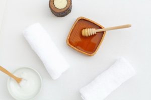 روش‌ خانگی برای تشخیص عسل طبیعی | راهنمای کامل تشخیص عسل اصل از تقلبی